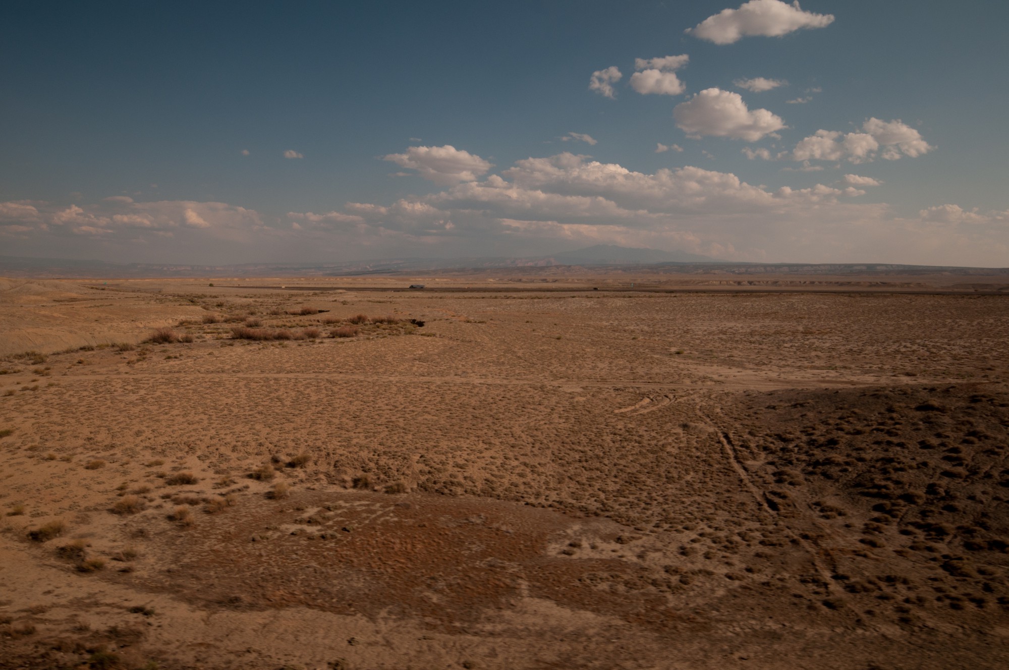 Plus de canyons, plus d'eau, le désert devient plat et extrêmement aride. Il ne me reste plus que quelques minutes de soleil pour absorber le paysage. 